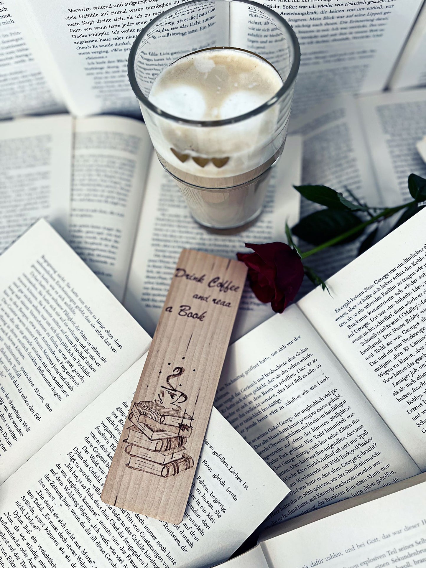 Holzlesezeichen, per Hand gebrannt, mit Schriftzug „Drink Coffee“.
