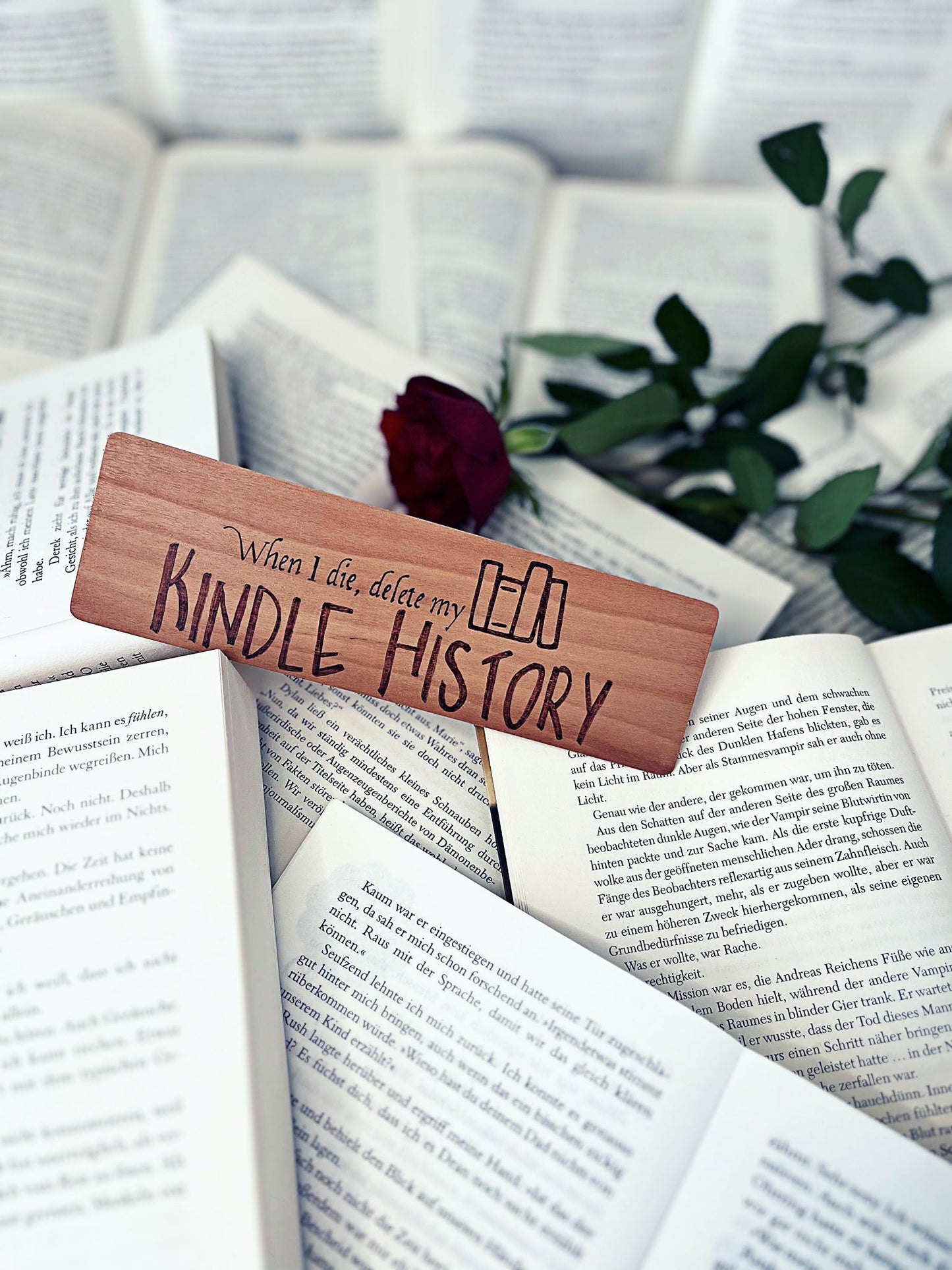 Holzlesezeichen, per Hand gebrannt, mit Schriftzug „Kindle History“.