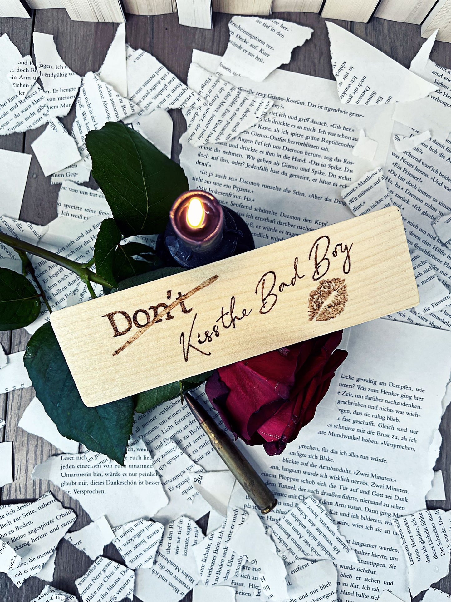 Holzlesezeichen, per Hand gebrannt, mit Schriftzug „(Don’t) Kiss the Bad Boy“.