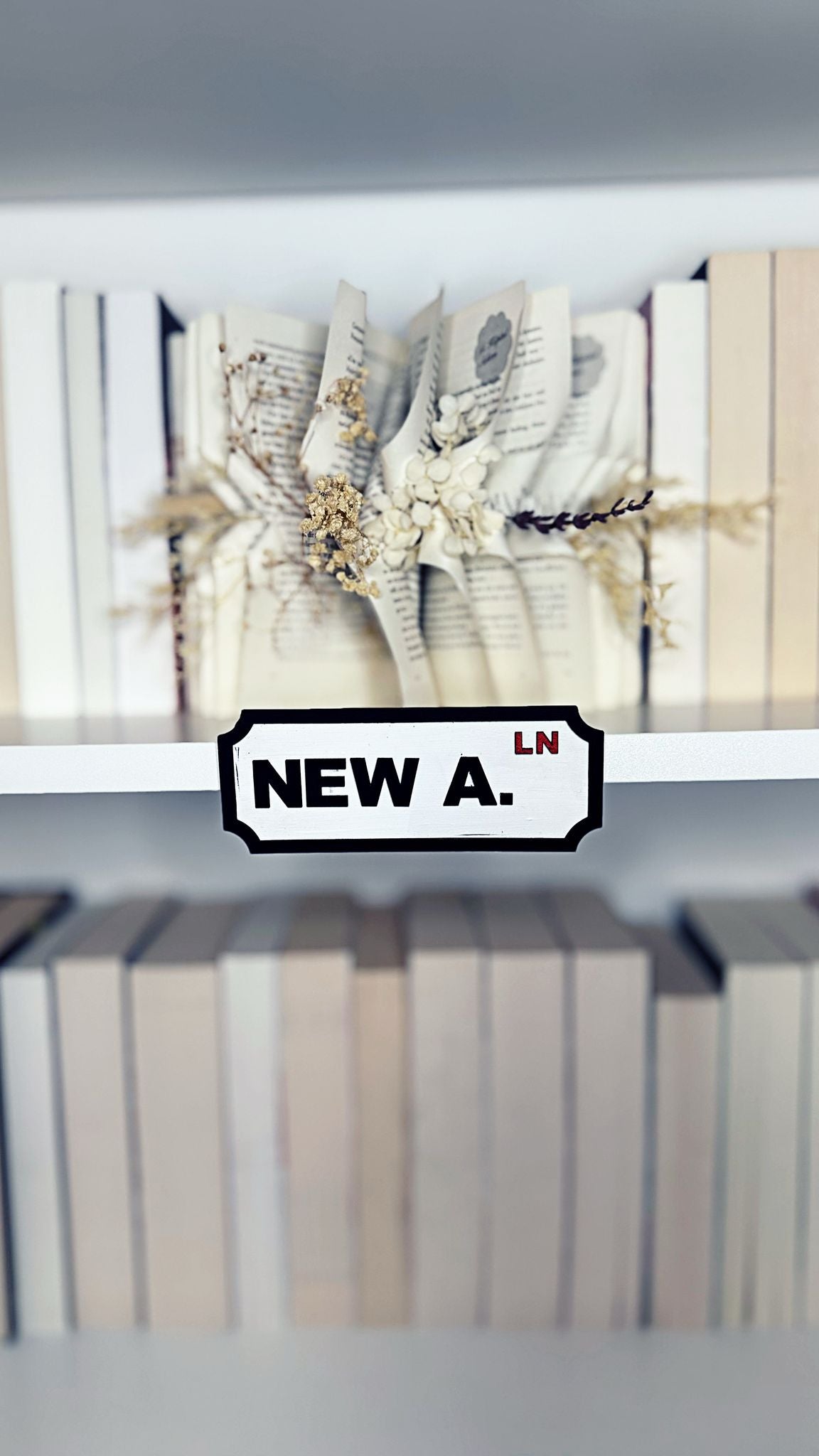 Regalschild „NEW A. LN“ in Schwarz-Weiß