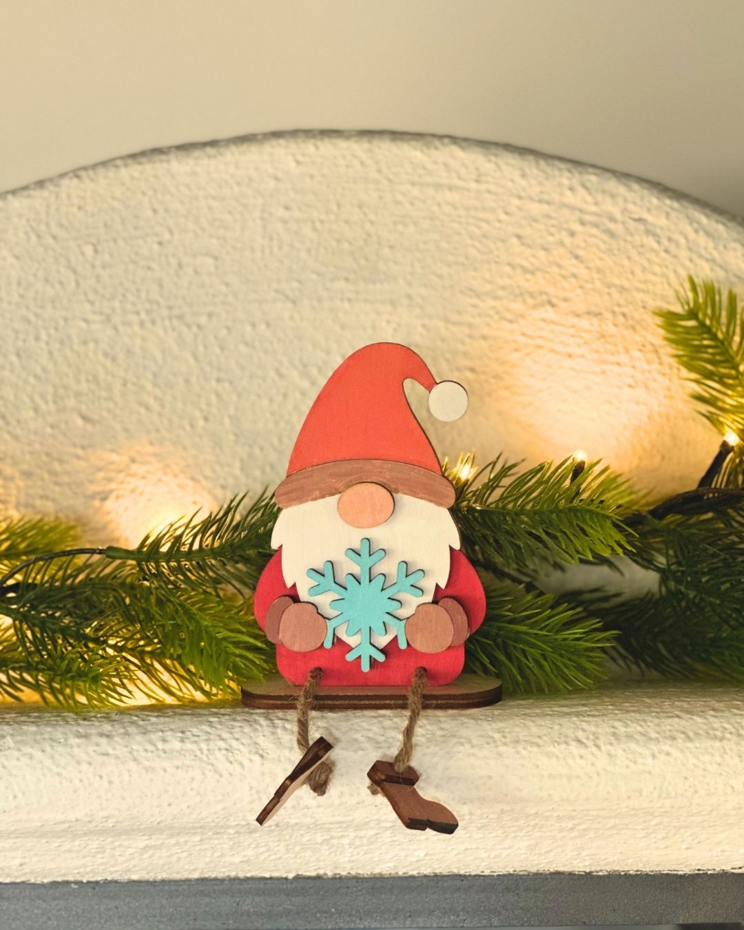 Traditionelle Wichtel in roten und grünen Farben, niedliche Figuren für eine warme und klassische Weihnachtsdekoration.
