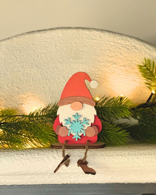 Traditionelle Wichtel in roten und grünen Farben, niedliche Figuren für eine warme und klassische Weihnachtsdekoration.
