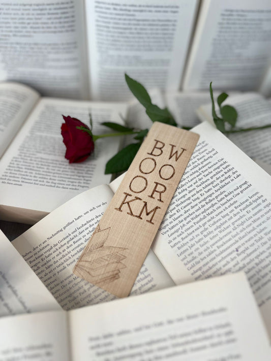 Holzlesezeichen, per Hand gebrannt, mit Schriftzug „Bookworm“.
