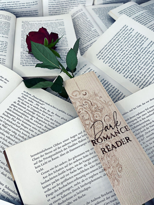 Holzlesezeichen, per Hand gebrannt, mit Schriftzug „Dark Romance Reader“.
