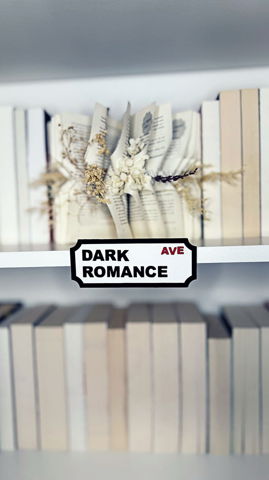Regalschild „DARK ROMANCE AVE“ in Schwarz-Weiß