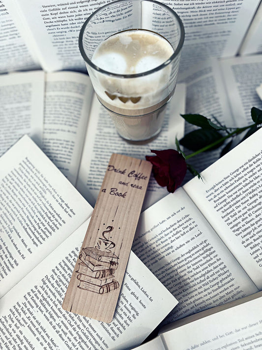 Holzlesezeichen, per Hand gebrannt, mit Schriftzug „Drink Coffee“.
