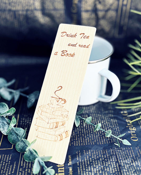 Holzlesezeichen, per Hand gebrannt, mit Schriftzug „Drink Tea“.
