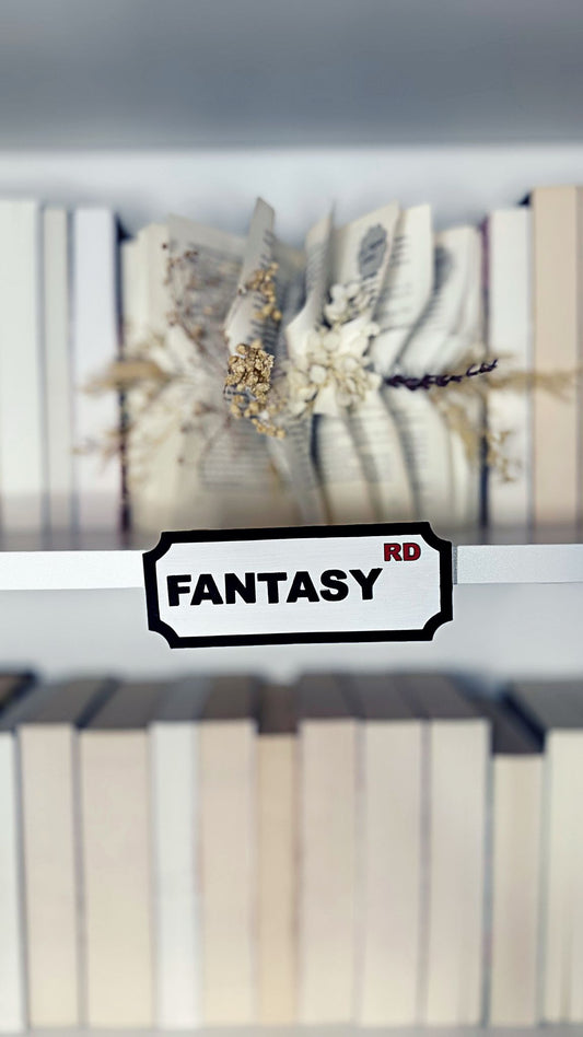 Regalschild „FANTASY RD“ in Schwarz-Weiß
