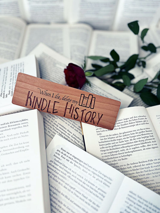 Holzlesezeichen, per Hand gebrannt, mit Schriftzug „Kindle History“.
