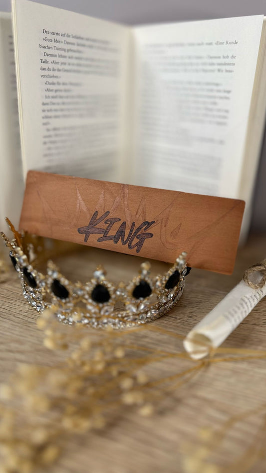 Holzlesezeichen, per Hand gebrannt, mit Schriftzug „King“.
