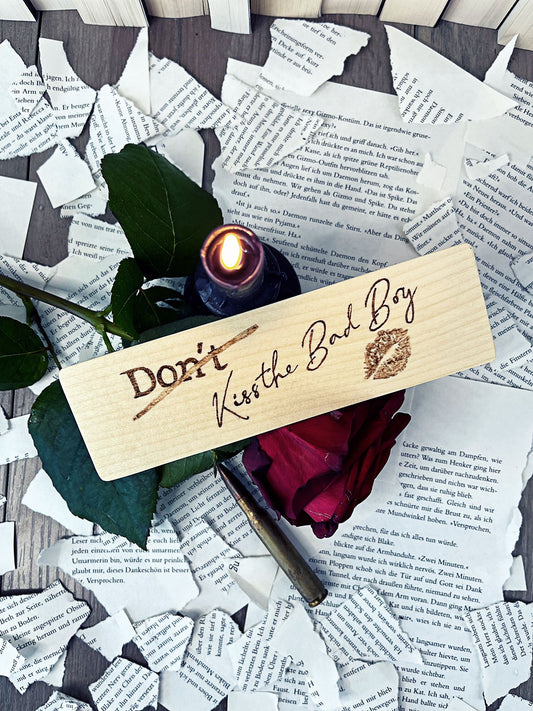 Holzlesezeichen, per Hand gebrannt, mit Schriftzug „(Don’t) Kiss the Bad Boy“.
