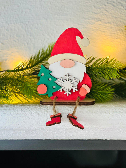 Traditionelle Wichtel in roten und grünen Farben, niedliche Figuren für eine warme und klassische Weihnachtsdekoration.
