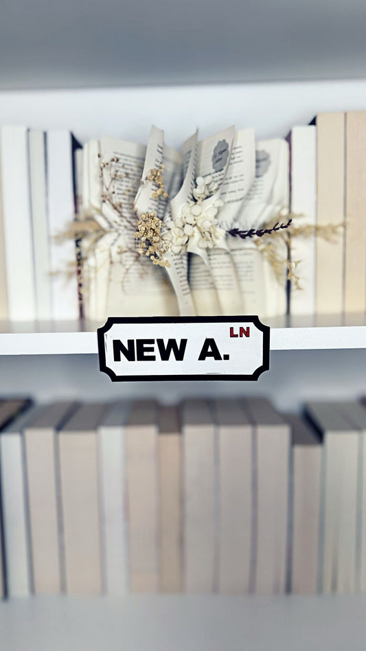 Regalschild „NEW A. LN“ in Schwarz-Weiß
