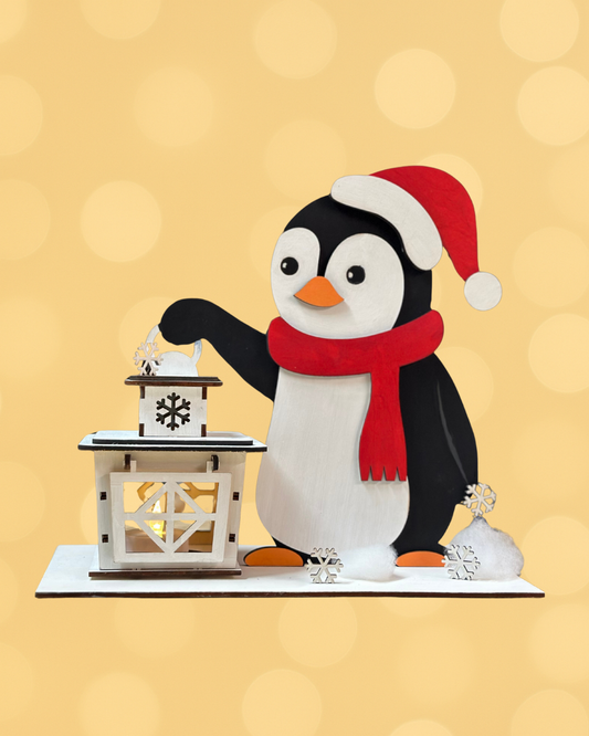 Niedlicher Pinguin Nick, liebevoll gearbeitet, verbreitet warmes Licht für winterliche Stimmung.
