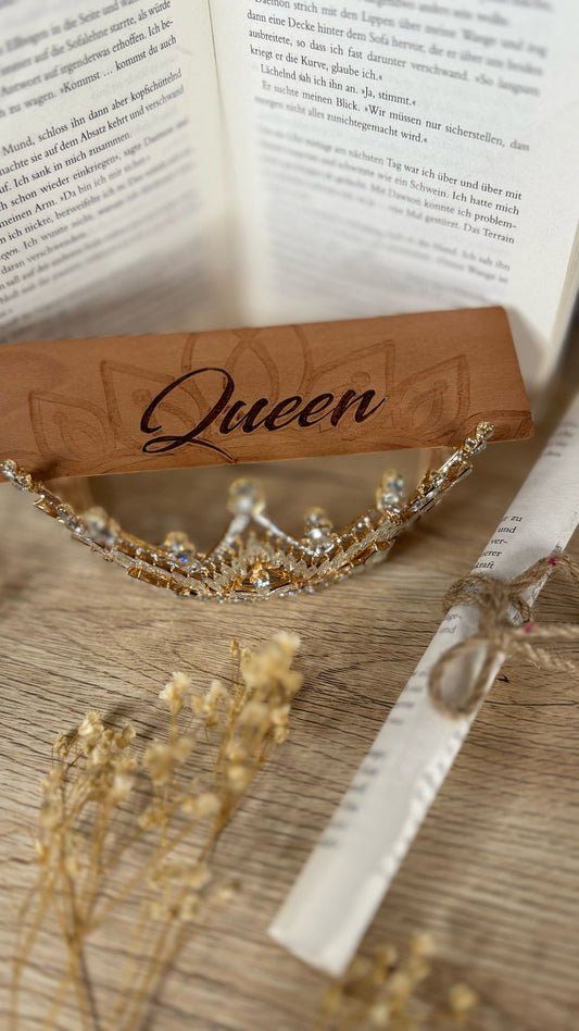 Holzlesezeichen, per Hand gebrannt, mit Schriftzug „Queen“.
