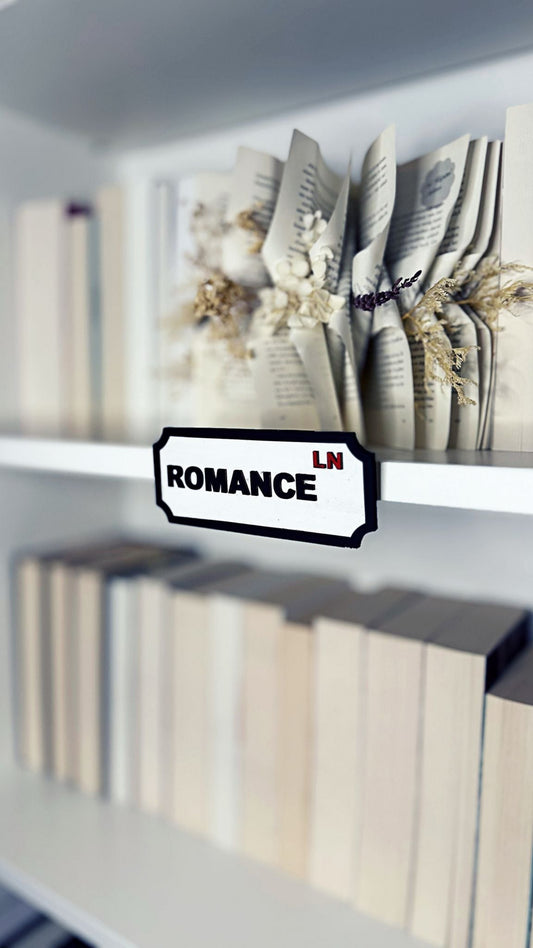  Regalschild „ROMANCE LN“ in Schwarz-Weiß
