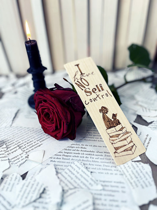 Holzlesezeichen, per Hand gebrannt, mit Schriftzug „Self Control“.