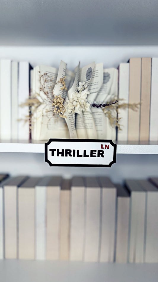 Regalschild „THRILLER LN“ in Schwarz-Weiß
