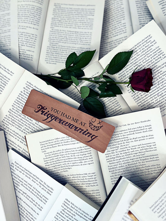 Holzlesezeichen, per Hand gebrannt, mit Schriftzug „Triggerwarning“.
