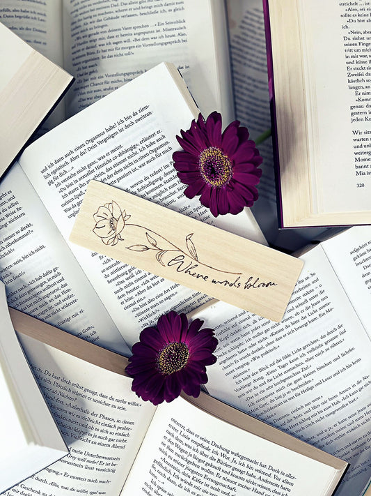 Holzlesezeichen, per Hand gebrannt, mit Schriftzug „Where words bloom“.
