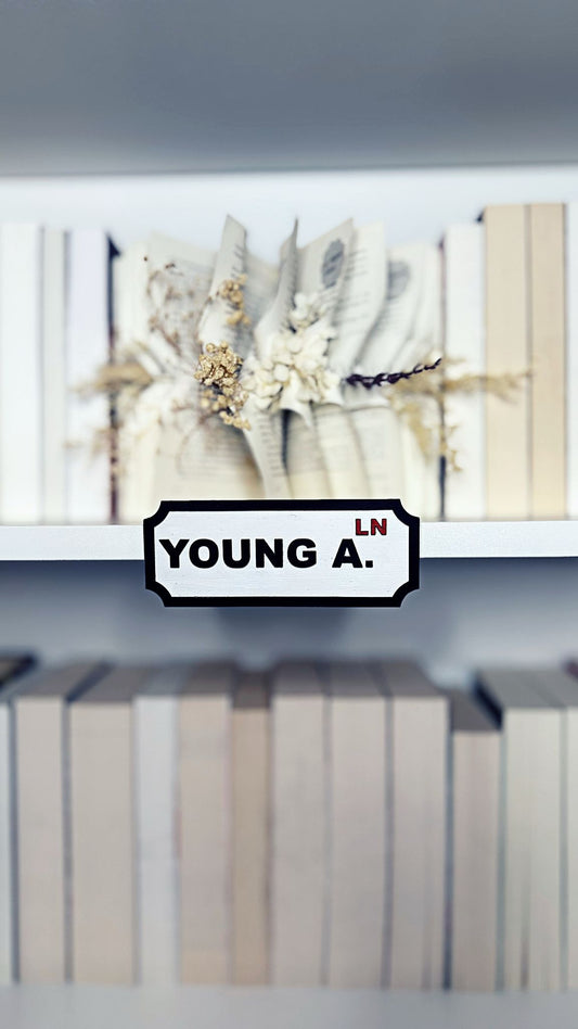 Regalschild „YOUNG A. LN“ in Schwarz-Weiß
